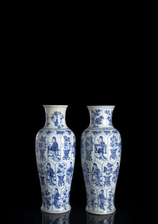Paar unterglasurblaue Vasen mit Damen und Blütenreserven - Foto 1