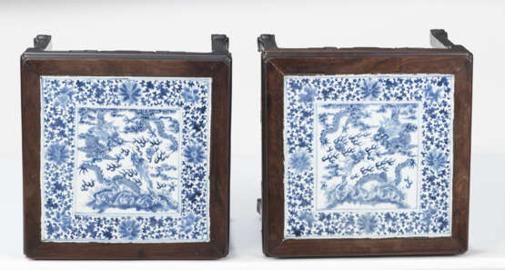 Paar quadratische Stände aus Holz mit fein dekorierten unterglasurblauen Porzellanplatten - фото 11
