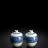Paar feine kleine unterglasurblau dekorierte Porzellanväschen - фото 18