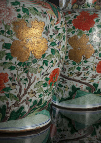 Paar exzellente Deckelvasen aus Porzellan mit 'Famille verte'-Dekor von Phönixen und Vögeln neben Päonien mit Goldmalerei - photo 5