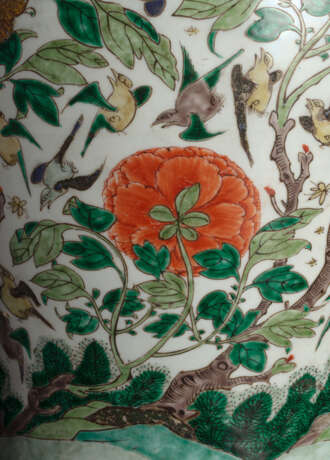 Paar exzellente Deckelvasen aus Porzellan mit 'Famille verte'-Dekor von Phönixen und Vögeln neben Päonien mit Goldmalerei - Foto 6
