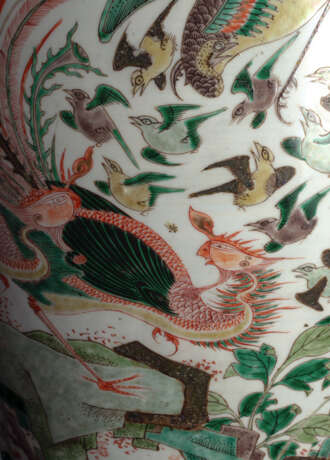 Paar exzellente Deckelvasen aus Porzellan mit 'Famille verte'-Dekor von Phönixen und Vögeln neben Päonien mit Goldmalerei - Foto 7