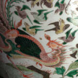 Paar exzellente Deckelvasen aus Porzellan mit 'Famille verte'-Dekor von Phönixen und Vögeln neben Päonien mit Goldmalerei - photo 7