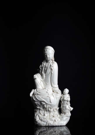 Dehua-Figur des Guanyin auf einem Felsen sitzend, flankiert von einem Knaben - фото 1