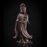 Figur des Guanyin aus rotbraunem Speckstein, stehend mit einem Zepter dargestellt - Foto 1