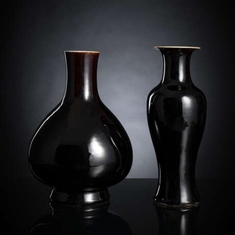 Zwei Vasen aus Porzellan mit 'Mirror Black'-Glasur - photo 1