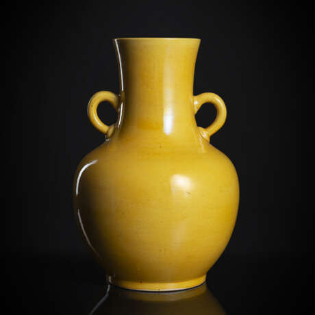 Monochrom gelb glasierte Vase mit ohrenförmigen Handhaben an Schulter und Hals - photo 1