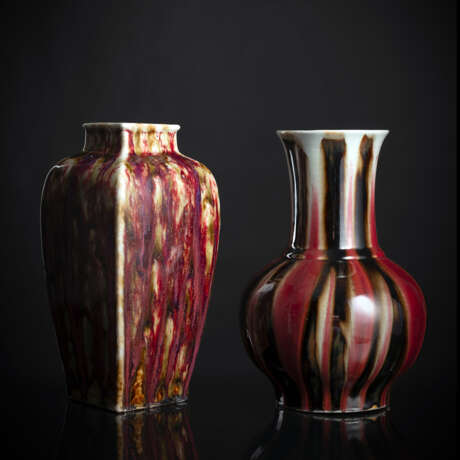 Zwei Flambé-Vasen aus Porzellan mit gestreifter bzw. gefleckter Glasur in Rot-, Grün und Braun-Tönen - photo 1
