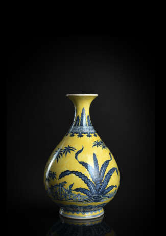 Unterglasurblau dekorierte Vase aus Porzellan 'yuhuchunping' im Ming-Stil mit gelbem Fond - Foto 1
