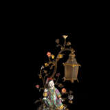 Ormolu-montierte Lampe mit polychromer Porzellanfigur eines unter einem Baum sitzenden Mannes - Foto 1