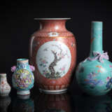 Flaschenvase mit plastischem Drachen, Hu-Väschen mit modelliertem Dekor, Streuer mit Drachendekor und Vase mit Pflaumenblüten - фото 1