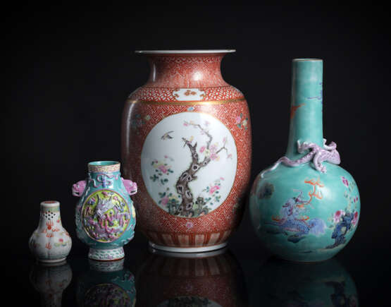 Flaschenvase mit plastischem Drachen, Hu-Väschen mit modelliertem Dekor, Streuer mit Drachendekor und Vase mit Pflaumenblüten - Foto 1