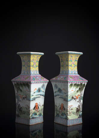 Paar Vierkantvasen aus Porzellan mit 'Famille rose'-Dekor von acht grasenden Pferden - photo 1