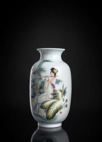 Porzellanvase mit polychromem Dekor einer Flöte spielenden Dame und Aufschrift aus dem 'Zhu Zi Jia Xun' - photo 1