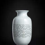 Porzellanvase mit polychromem Dekor einer Flöte spielenden Dame und Aufschrift aus dem 'Zhu Zi Jia Xun' - photo 2