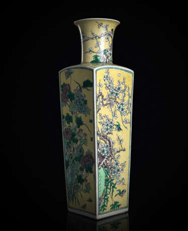'Famille jaune'-Vase mit Dekor von Päonien, Lotus, Chrysanthemen und Pflaumenblüten aus Bisquit-Porzellan - фото 1