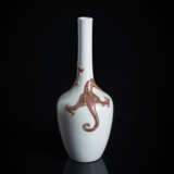 Flaschenvase mit reliefiertem Dekor eines Drachen in Kupferrot - Foto 1