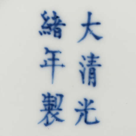 Unterglasurblaue Rundschale mit Dekor der daoistischen Acht Unsterblichen und Shoulao - Foto 2
