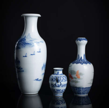 Drei Vasen aus Porzellan, alle mit unterglasurblauem Dekor, eine mit figuraler Szene in den den Farben der 'Famille rose' - фото 1