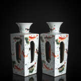 Paar rotierende Vierkantvasen aus Porzellan mit polychromem Karpfendekor - фото 4