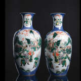 Paar 'Famille verte'-Vasen aus Porzellan mit puderblauem Fond und Romanszenen und Krieger in Reserven - Foto 1