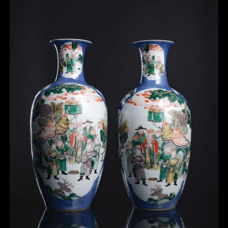 Paar 'Famille verte'-Vasen aus Porzellan mit puderblauem Fond und Romanszenen und Krieger in Reserven - Foto 2