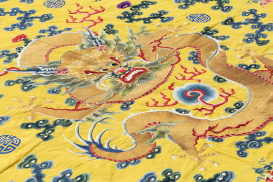 Bedeutender und sehr großer kaiserlich gelber Behang mit fünf goldenen Drachen - photo 9
