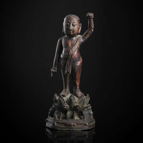 Bronze des Buddha als Knabe auf einem Lotus stehend mit Lackvergoldung - Foto 1