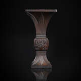 Feine Vase in 'gu'-Form aus Holz im archaischen Stil in flachem Relief dekoriert - Foto 1