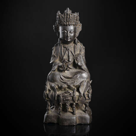 Bronze des Guanyin mit prächtiger Krone auf einem Thron - фото 1