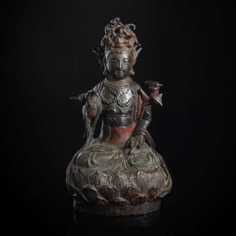 Bronze des Guanyin auf einem Lotos mit Lackbemalung - фото 1