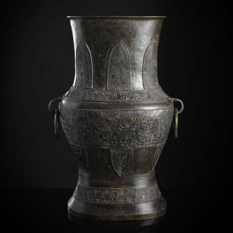 Große 'Hu'-förmige Vase aus Bronze im archaischen Stil mit losen Ringhenkeln - photo 1