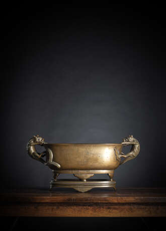 Ovaler Weihrauchbrenner aus Bronze mit 'Chilong'-Handhaben auf vierfüßigem Stand - фото 1