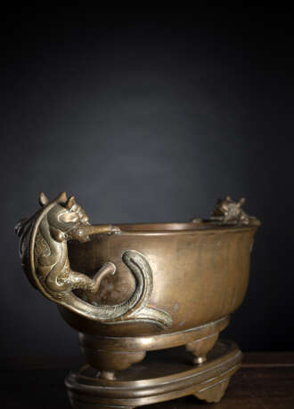 Ovaler Weihrauchbrenner aus Bronze mit 'Chilong'-Handhaben auf vierfüßigem Stand - Foto 2