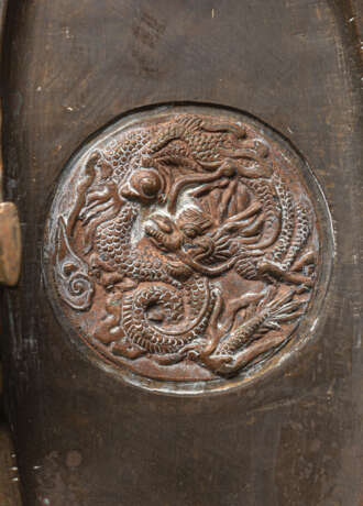 Ovaler Weihrauchbrenner aus Bronze mit 'Chilong'-Handhaben auf vierfüßigem Stand - Foto 3