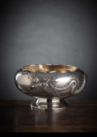 Gefußte Schale aus Silber mit reliefiertem Drachendekor - Foto 1