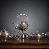 Silberservice mit Dekor von Chrysanthemenblüten in Relief mit Tee- und Kaffekanne, ein Rechaud, Zuckerdeckeldose und Milchgießer - Foto 1