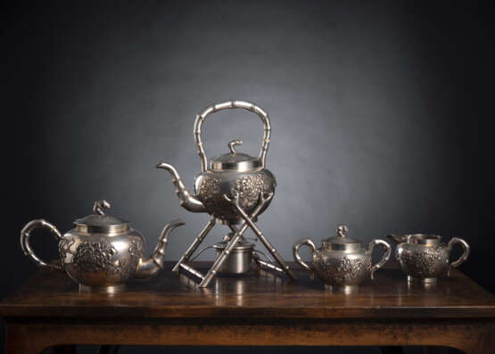 Silberservice mit Dekor von Chrysanthemenblüten in Relief mit Tee- und Kaffekanne, ein Rechaud, Zuckerdeckeldose und Milchgießer - photo 1