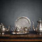 Silberservice mit Kaffee- und Teekanne, Milchgießer und Zuckerdeckeldose und Platte mit Bambusdekor, dazu Teller aus Silber - photo 1