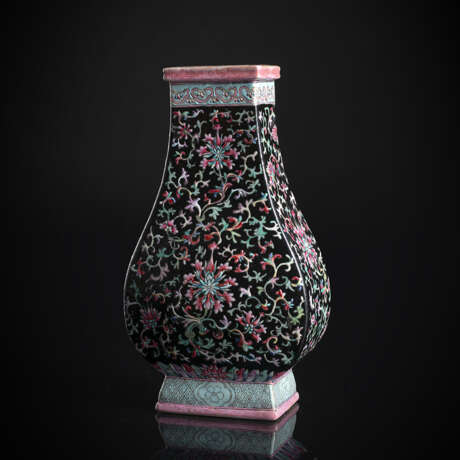 'Hu'-förmige Vase aus Porzellan mit schwarzem Fond und Lotosdekor in den Farben der 'Famille rose' - photo 1