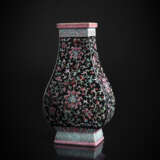 'Hu'-förmige Vase aus Porzellan mit schwarzem Fond und Lotosdekor in den Farben der 'Famille rose' - Foto 1