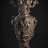 Große mehrteilige Vase aus Bronze daoistischen Unsterblichen und Meerestieren in hohem Relief - photo 1