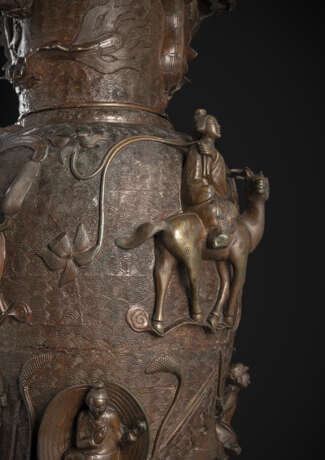 Große mehrteilige Vase aus Bronze daoistischen Unsterblichen und Meerestieren in hohem Relief - Foto 2