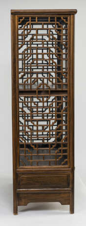 Paar Schränke aus Holz mit in Durchbruch gearbeiteten Türen und Seitenwänden vor Glasscheiben - photo 9