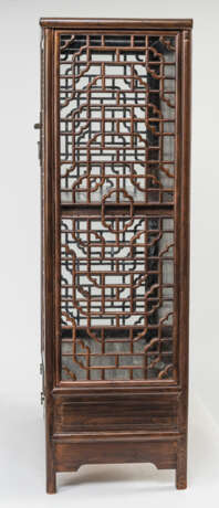 Paar Schränke aus Holz mit in Durchbruch gearbeiteten Türen und Seitenwänden vor Glasscheiben - фото 11