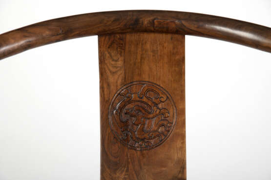 Paar Hufeisenstühle mit Schnitzerei einer mythologischen Kreatur in flachen Relief-Medaillons 'Quanyi' - Foto 7