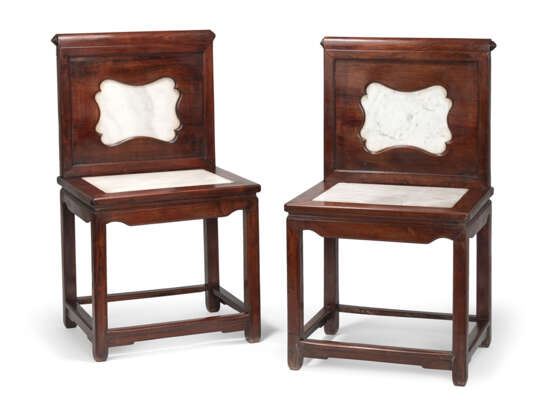 Paar Stühle mit eingerollter Rückenlehne und Marmor-Einlagen - фото 1
