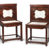 Paar Stühle mit eingerollter Rückenlehne und Marmor-Einlagen - фото 1