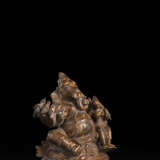 Statue des Ganesha mit Shakti aus Kupfer mit Gold- und -Silbereinlagen - фото 1