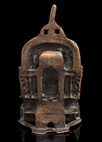 Altar des Jain Tirthankara aus Bronze mit Silbereinlagen und Inschrift auf der Rückseite - Foto 2